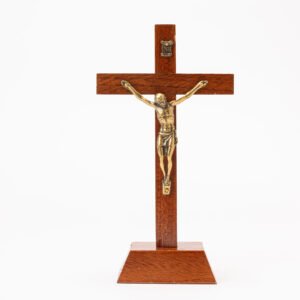 Crucifix en bois sur socle